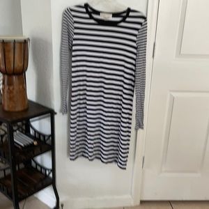 Super cute Michael Kors dress. Tee shirt style. Very flattering! Size small!!
